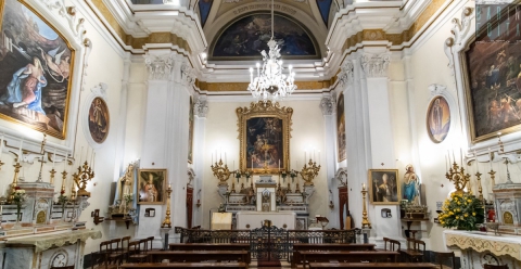 Altari nascosti, tele che si alzano, stanze sotterranee: San Giuseppe, la chiesa sorprendente